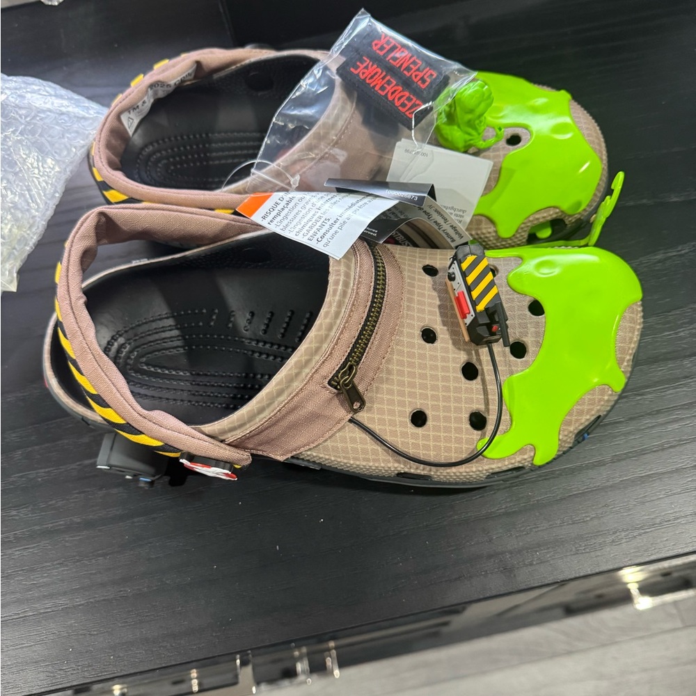CROCS men/women Shoes in Green and Tan
